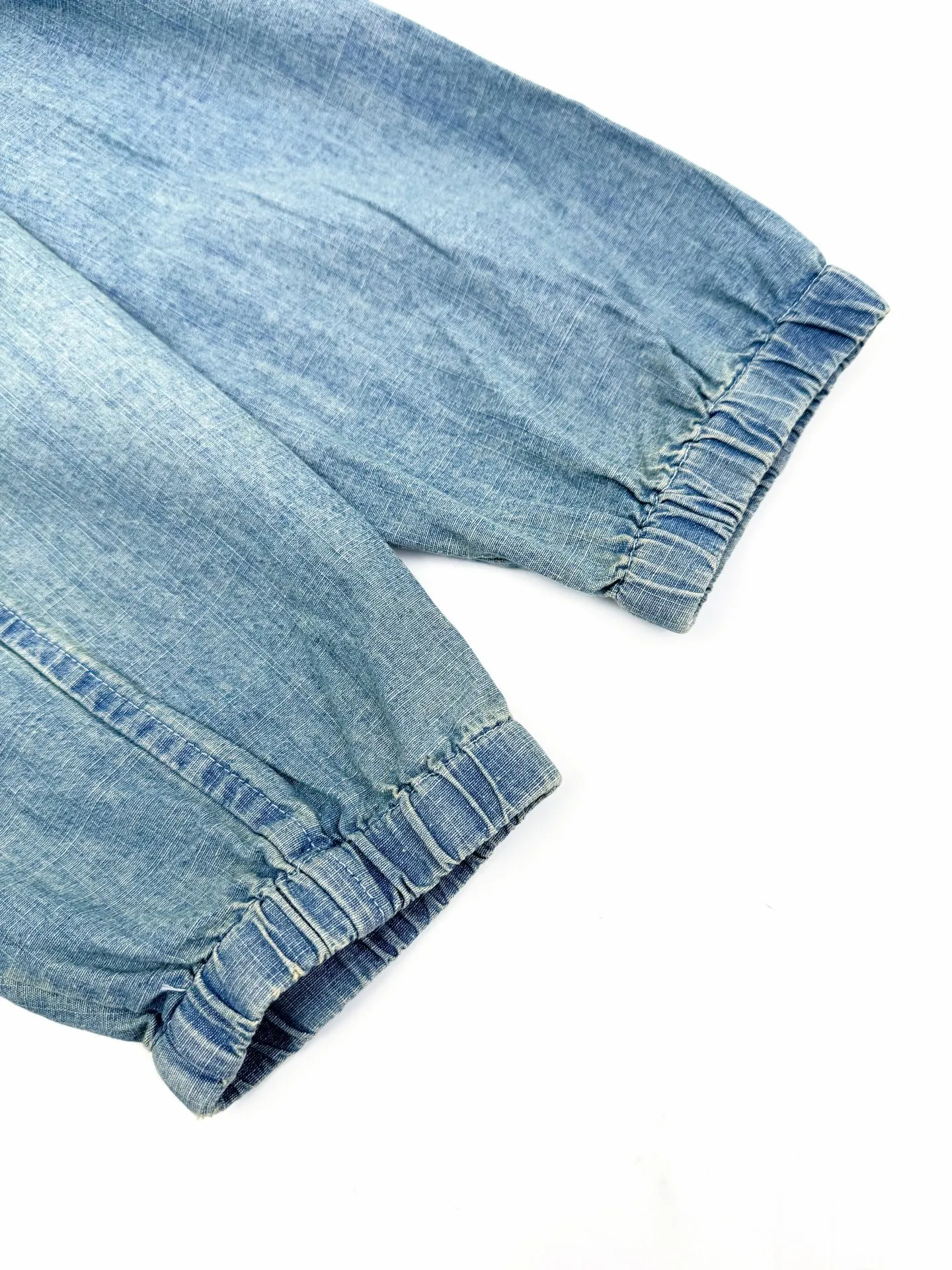 P470 Colorful embroidered denim jacket. Custom-dyed cloud-like plain cotton denim. Soft and silky. Comfortable against the skin. Mist indigo. A denim poem dyed with time. The delicate colorful pony logo on the left chest jumps into indigo. It is highly recognizable. It brings an atmosphere of freedom and vitality. A symphony of pure and smart colors. The collar is neatly folded. The details that are captured at a glance are striking. Reconstruct the classic with a neat silhouette. Even you walk with a designed sense of calmness. Process 1: Adopt imported machine embroidery technology and use advanced computer control systems and precision mechanical components to realize colorful pony embroidery operations with high precision and smooth and delicate lines. Process 2: Template machine to open the bag. The preset template guides the position, shape and size of the bag opening. The accuracy ensures the quality of the bag opening effect. Process 3: The hem is made in one go using a three-needle waist-drawing machine. The special needle position and feeding mechanism of the machine are used to sew the elastic band and the fabric together in the same process. The three-needle design is stronger and can evenly distribute pressure to ensure that the elastic band and the fabric are closely adhered. Process 4: Use the washing and frying process. Prioritize the special desizing agent. Then soak the fabric in it and evenly starch it. After desizing, it is finally rinsed. The workmanship is extremely complex and the loss is high. Accessories: Customized 1:1 Ralph Lauren engraved buckle Customized 1:1 Ralph Lauren bronze zipper Customized 1:1 Ralph Lauren trademark Version: Fitted version Size: S M L XL Style number: CC904